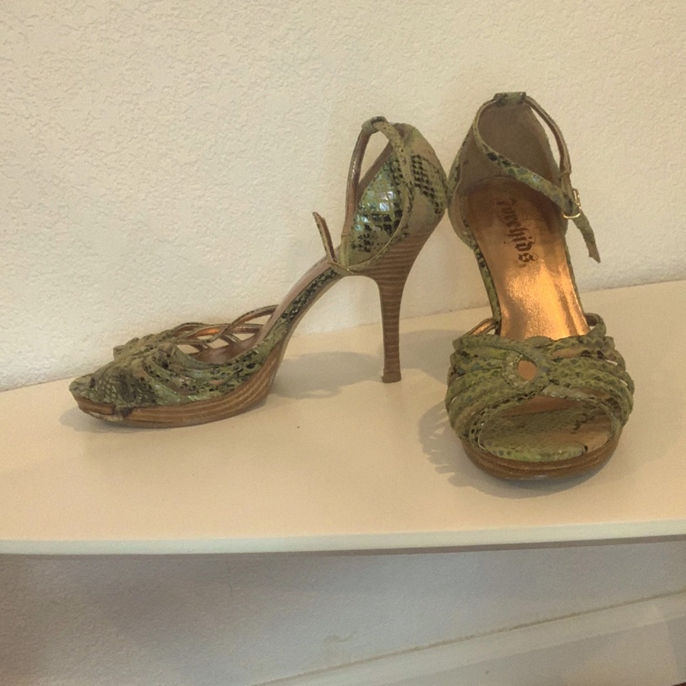 Woman's 7𝔬𝔯𝔠𝔥𝔦𝔡𝔰 snake skin heel